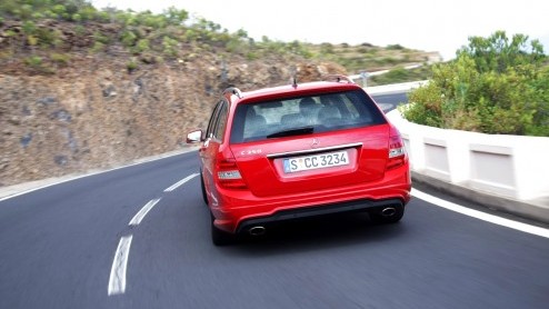 Geloof het of niet, maar de Mercedes-Benz C-Klasse is op meer dan 2000 punten vernieuwd. Na nog geen vier jaar geeft Das Haus hun zakelijke middenklasser een opfrisser die vooral de kwaliteitsbeleving