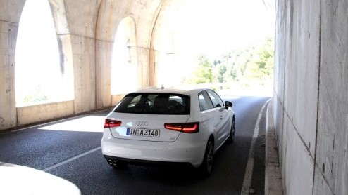 De nieuwe Audi A3 is voor 99% helemaal nieuw. Kun je dat op het eerste gezicht zien? Nee, maar zodra je instapt n er mee gaat rijden, valt dat niet te missen. Zelfs de 1.4 TFSI en 1.6 TDI bezorgen ee