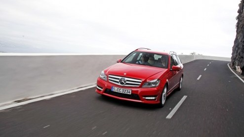 Geloof het of niet, maar de Mercedes-Benz C-Klasse is op meer dan 2000 punten vernieuwd. Na nog geen vier jaar geeft Das Haus hun zakelijke middenklasser een opfrisser die vooral de kwaliteitsbeleving