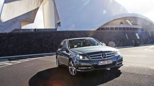 Geloof het of niet, maar de Mercedes-Benz C-Klasse is op meer dan 2000 punten vernieuwd. Na nog geen vier jaar geeft Das Haus hun zakelijke middenklasser een opfrisser die vooral de kwaliteitsbeleving