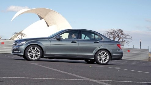 Geloof het of niet, maar de Mercedes-Benz C-Klasse is op meer dan 2000 punten vernieuwd. Na nog geen vier jaar geeft Das Haus hun zakelijke middenklasser een opfrisser die vooral de kwaliteitsbeleving