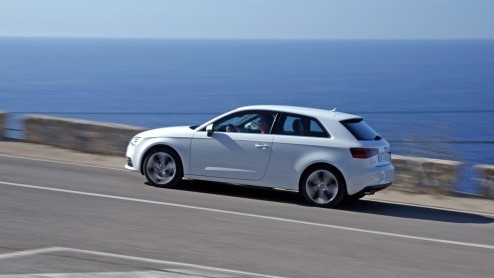 De nieuwe Audi A3 is voor 99% helemaal nieuw. Kun je dat op het eerste gezicht zien? Nee, maar zodra je instapt n er mee gaat rijden, valt dat niet te missen. Zelfs de 1.4 TFSI en 1.6 TDI bezorgen ee