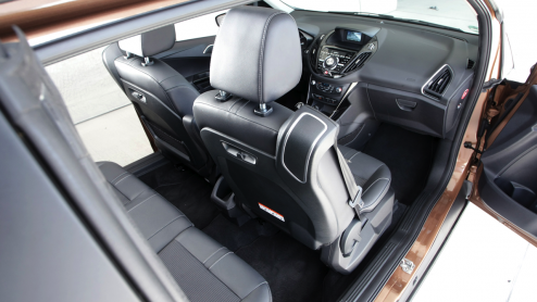 Ford weet wel hoe ze lekker rijdende en ruime MPVs moeten maken. Na de Galaxy, S-MAX en C-MAX is het nu tijd om er een kleintje bij te roepen, de B-MAX. Met onder andere een zuinige driecilinder Ec