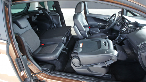 Ford weet wel hoe ze lekker rijdende en ruime MPVs moeten maken. Na de Galaxy, S-MAX en C-MAX is het nu tijd om er een kleintje bij te roepen, de B-MAX. Met onder andere een zuinige driecilinder Ec