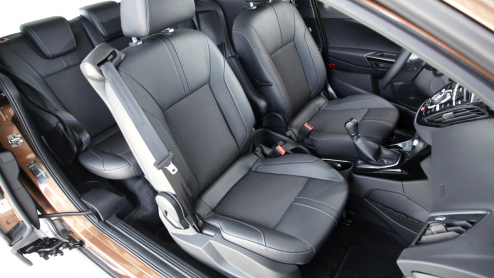 Ford weet wel hoe ze lekker rijdende en ruime MPVs moeten maken. Na de Galaxy, S-MAX en C-MAX is het nu tijd om er een kleintje bij te roepen, de B-MAX. Met onder andere een zuinige driecilinder Ec