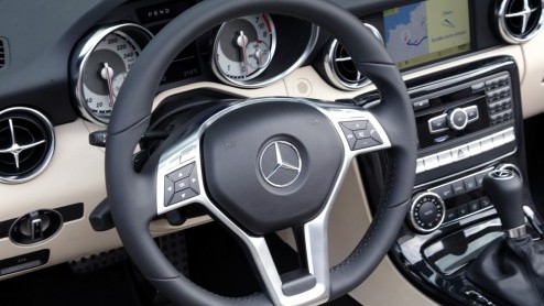 Mercedes-Benz gunt de SLK zn derde carrire. De klassieke roadster heeft een nog vernuftiger dak en komt er zelfs met een dieselmotor. In de zonnige omgeving van Tenerife beleven we de SLK met vier- 