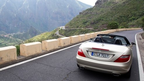 Mercedes-Benz gunt de SLK zn derde carrire. De klassieke roadster heeft een nog vernuftiger dak en komt er zelfs met een dieselmotor. In de zonnige omgeving van Tenerife beleven we de SLK met vier- 