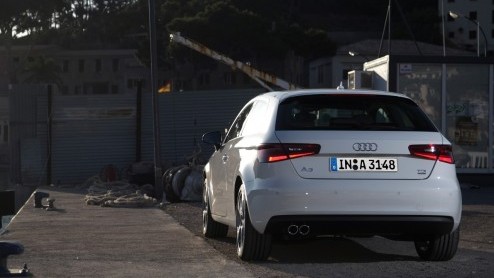 De nieuwe Audi A3 is voor 99% helemaal nieuw. Kun je dat op het eerste gezicht zien? Nee, maar zodra je instapt n er mee gaat rijden, valt dat niet te missen. Zelfs de 1.4 TFSI en 1.6 TDI bezorgen ee