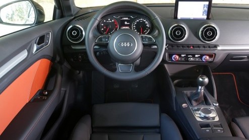 De nieuwe Audi A3 is voor 99% helemaal nieuw. Kun je dat op het eerste gezicht zien? Nee, maar zodra je instapt n er mee gaat rijden, valt dat niet te missen. Zelfs de 1.4 TFSI en 1.6 TDI bezorgen ee