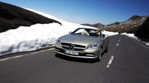 Mercedes-Benz gunt de SLK zn derde carrire. De klassieke roadster heeft een nog vernuftiger dak en komt er zelfs met een dieselmotor. In de zonnige omgeving van Tenerife beleven we de SLK met vier- 
