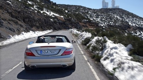 Mercedes-Benz gunt de SLK zn derde carrire. De klassieke roadster heeft een nog vernuftiger dak en komt er zelfs met een dieselmotor. In de zonnige omgeving van Tenerife beleven we de SLK met vier- 
