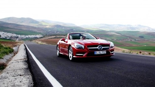 Precies in het jaar dat het 60 jarige bestaan van de Mercedes SL wordt gevierd, verschijnt een splinternieuwe generatie ten tonele. De nieuwe SL is lichter, zuiniger, schoner en veiliger dan zijn voor