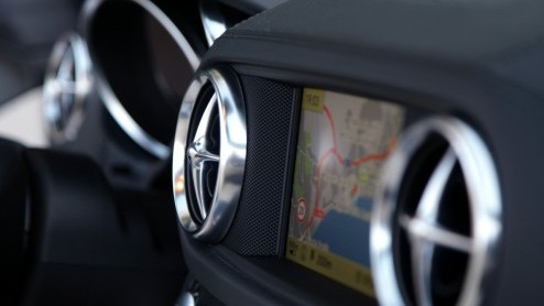 Precies in het jaar dat het 60 jarige bestaan van de Mercedes SL wordt gevierd, verschijnt een splinternieuwe generatie ten tonele. De nieuwe SL is lichter, zuiniger, schoner en veiliger dan zijn voor