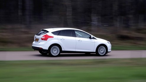 Onze eerste kennismaking met de 1.0 liter EcoBoost van Ford leverde voornamelijk een grote lofzang op: de innovatief gebouwde benzinemotor bleek klein, krachtig en veelbelovend zuinig. Maar hoe brengt