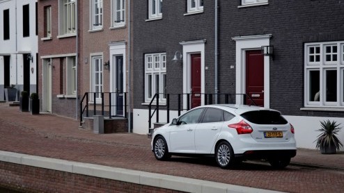 Hij komt er nu echt aan, de Ford Focus met een veelgeprezen eenliter Ecoboost motor. De 100pk driecilinder hadden we nog niet aan de tand kunnen voelen maar die is juist zeer interessant. Dankzij een