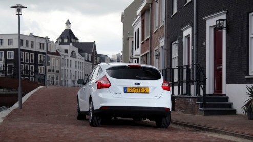 Hij komt er nu echt aan, de Ford Focus met een veelgeprezen eenliter Ecoboost motor. De 100pk driecilinder hadden we nog niet aan de tand kunnen voelen maar die is juist zeer interessant. Dankzij een