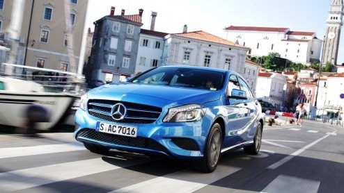 Mercedes-Benz zet in op groei. De nieuwe vijfdeurs A-Klasse geeft de aftrap om in het compacte segment nieuwe rijders aan te spreken en gooit het daarom over een hele andere boeg dan zijn voorganger.