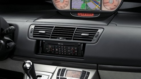 Net als de Citroen C8 is nu ook de Peugeot 807 in een nieuw modeljaar gestoken. Een facelift kunnen we het niet noemen want het zijn slechts een paar details waar het om draait.