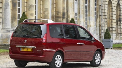 In navolging van de Lancia Phedra krijgt broer Peugeot 807 ook een facelift. Deze Fransman profiteert van nieuwe bekledingen, lakkleuren, meer opties en een nieuwe motorvariant. Om deze aanpassingen w