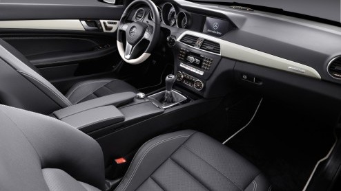 In Genve heeft Mercedes-Benz laten zien het modelgamma uit te breiden met de C-Klasse Coup. Vanaf juni wordt de sportief getinte telg in de Nederlandse showrooms verwacht. Hij is dan leverbaar vanaf