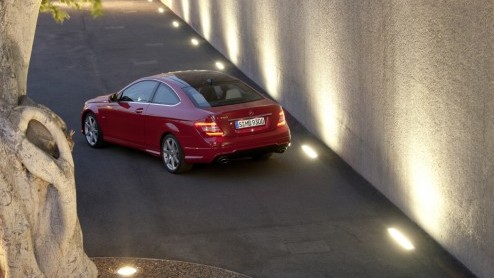 In Genve heeft Mercedes-Benz laten zien het modelgamma uit te breiden met de C-Klasse Coup. Vanaf juni wordt de sportief getinte telg in de Nederlandse showrooms verwacht. Hij is dan leverbaar vanaf