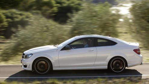 Als uitgerekend de nieuwe Mercedes-Benz C-Klasse Coup aantreedt is AMG er natuurlijk vliegensvlug bij er een eigen draai aan te geven. Zie hier de C 63 AMG Coup. Met maximaal 487 pk. Viel Spass!