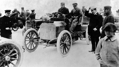 Mercedes-Benz is met de grootste stand ooit aanwezig op de Techno Classica 2011 klassiekerbeurs die van 31 maart tot 3 april wordt gehouden in het Duitse Essen. Een stand van 4700 vierkante meter toon