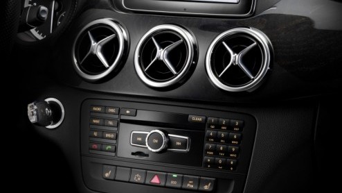 De nieuwe Mercedes B-Klasse hebben we al deels kunnen bezichtigen. Na een blik op het exterieur en uitleg van techniek gunt Das Haus ons nu een kijkje binnenin!