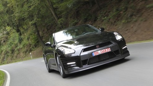 Never change a winning teamof toch wel? Nissan heeft de GT-R opnieuw fijngeslepen. Het inmiddels legendarische monster heeft in 2012 liefst 550 pk, meer schakelplezier, een stijvere carrosserie en no
