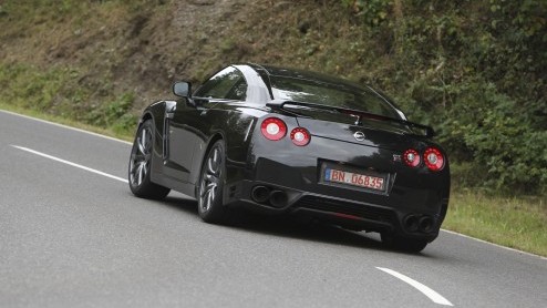 Never change a winning teamof toch wel? Nissan heeft de GT-R opnieuw fijngeslepen. Het inmiddels legendarische monster heeft in 2012 liefst 550 pk, meer schakelplezier, een stijvere carrosserie en no