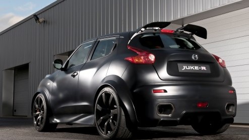 Nissan stuurt nog maar even een persbericht met droge cijfers die bevestigen dat de Juke-R werkelijk een monster is. Met genen van de GT-R is de kleine crossover loeisnel en zit je binnen vier tellen 