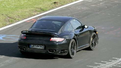 De nieuwtjes vliegen ons om de oren. Overal worden nieuwe modellen gespot, vaak nog wel in gecamoufleerd outfit. Een korte opsomming van de Porsche 911 facelift, de vernieuwde Maserati Quattroporte, d