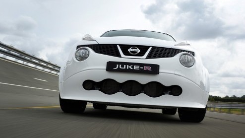 De Nissan Juke-R is voor slechts een handjevol mensen (met een flinke zak geld) in beperkte productie gegaan. Het eerste exemplaar kost zon 500.000 euro en is op weg naar de eerste koper. De sportiev