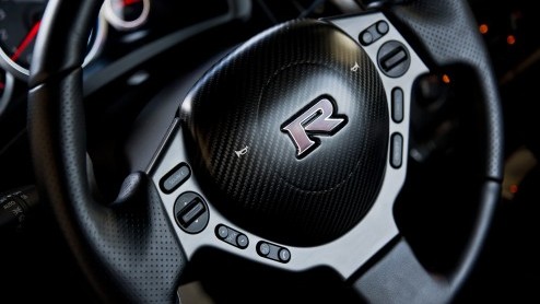De Nissan Juke-R is voor slechts een handjevol mensen (met een flinke zak geld) in beperkte productie gegaan. Het eerste exemplaar kost zon 500.000 euro en is op weg naar de eerste koper. De sportiev