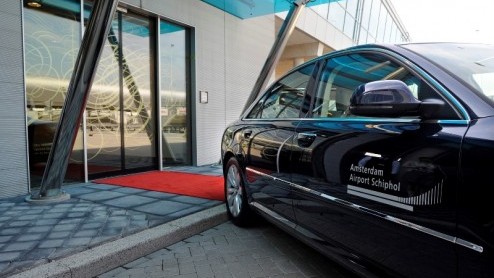 Voortaan kunnen gebruikers van het VIP-centrum op Schiphol gebruik maken van een Audi A8 2.8 FSIe om Business Class vanaf het VIP-centrum van en naar het vliegtuig worden vervoerd te worden. Gisteren