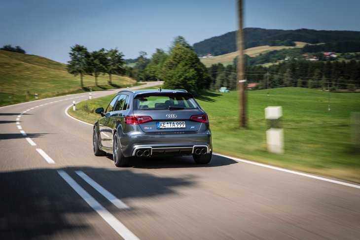 Even was het de heetste hatchback, Audi?s RS3 met 367 pk, voordat hij afgetroefd werd door de Mercedes-AMG A 45 met 381 pk. ABT brengt hem weer naar de top: 430 pk en 530 Nm.
