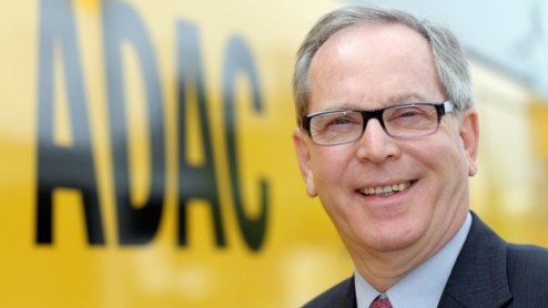 De voorzitter van de Duitse automobilistenvereniging ADAC treeft af. Peter Meyer legt per direct zijn taken neer na schandaal op schandaal vanwege gesjoemel in de autoverkiezing Gelber Engel.