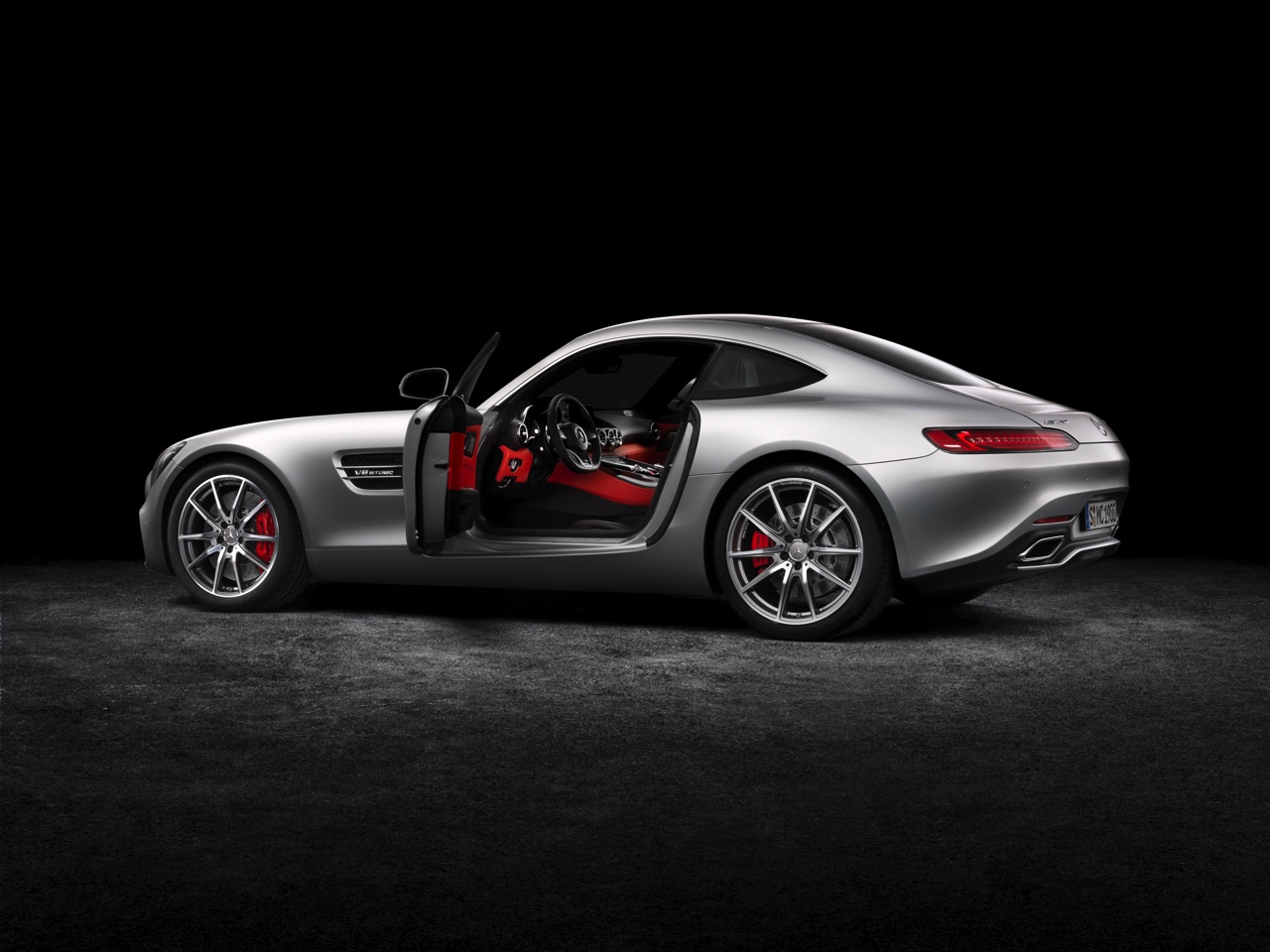 AMG introduceert tijdens Goodwood 2016 de AMG GT R. Het is de overtreffende trap van de AMG GT, die boven de AMG GT S komt te staan met circa 600 pk.