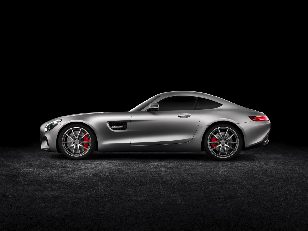 AMG introduceert tijdens Goodwood 2016 de AMG GT R. Het is de overtreffende trap van de AMG GT, die boven de AMG GT S komt te staan met circa 600 pk.
