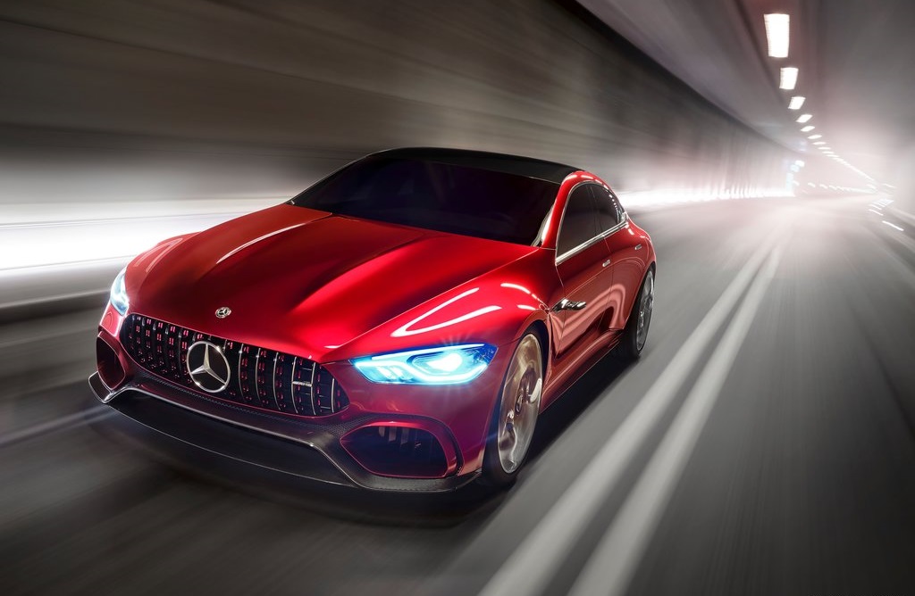 De Mercedes-AMG krijgt er een broertje bij. AMG heeft de GT Concept onthuld, een sedanversie met hybrideaandrijving en een gecombineerd vermogen van 816 pk.