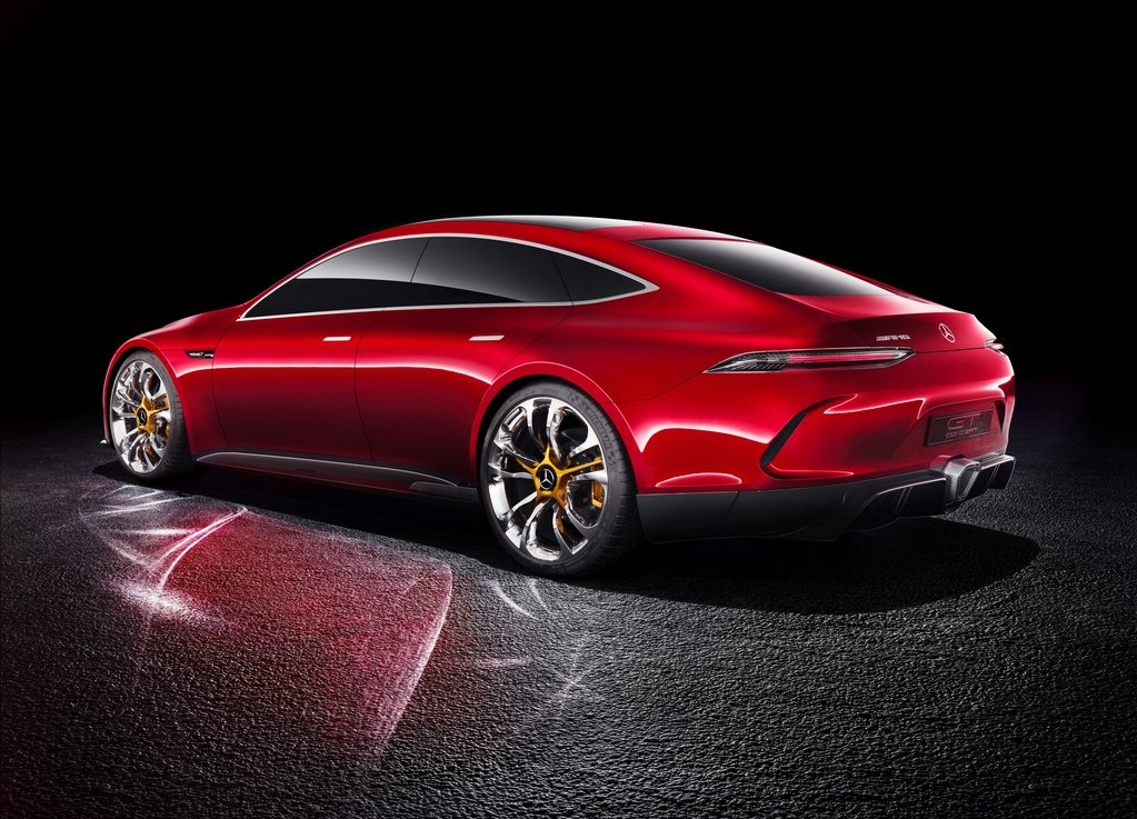 De Mercedes-AMG krijgt er een broertje bij. AMG heeft de GT Concept onthuld, een sedanversie met hybrideaandrijving en een gecombineerd vermogen van 816 pk.
