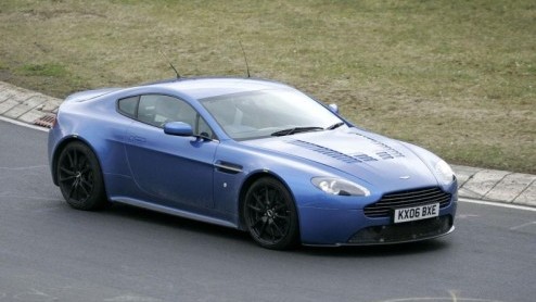 Nu bekend is dat de Aston Martin V12 Vantage RS in productie zal gaan begin volgend jaar, is het niet vreemd dat we het rijdende bewijs al op de gevoelige plaat hebben kunnen vastleggen. Deze Engelse