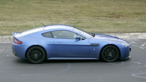 Nu bekend is dat de Aston Martin V12 Vantage RS in productie zal gaan begin volgend jaar, is het niet vreemd dat we het rijdende bewijs al op de gevoelige plaat hebben kunnen vastleggen. Deze Engelse