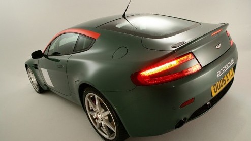 Geloof het of niet maar het bedrijf Prodrive, het bedrijf wat onder andere verantwoordelijk is voor het prepareren van de Subaru rallyautos, heeft op basis van de Aston Martin V8 Vantage een rallyaut