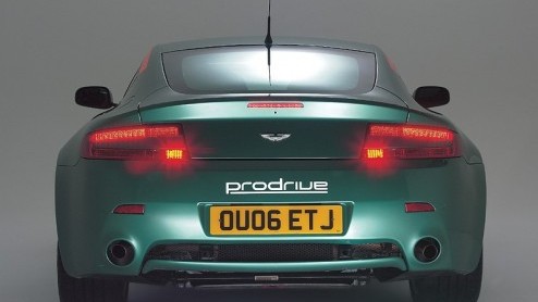 Geloof het of niet maar het bedrijf Prodrive, het bedrijf wat onder andere verantwoordelijk is voor het prepareren van de Subaru rallyautos, heeft op basis van de Aston Martin V8 Vantage een rallyaut