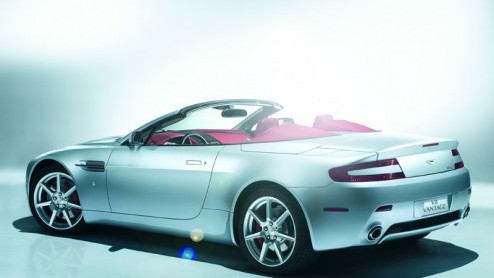 Sommige merken beheersen het als geen ander, mooie autos creren. Het Engelse Aston Martin is een merk die dit tot in de vingertoppen beheerst. Het is bijna kunst op wielen wat ze maken.