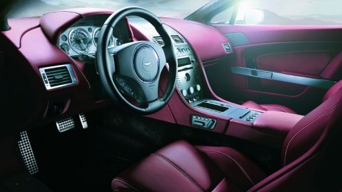 Sommige merken beheersen het als geen ander, mooie autos creren. Het Engelse Aston Martin is een merk die dit tot in de vingertoppen beheerst. Het is bijna kunst op wielen wat ze maken.