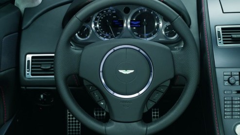 Sommige merken beheersen het als geen ander, mooie autos creren. Het Engelse Aston Martin is een merk die dit tot in de vingertoppen beheerst. Het is bijna kunst op wielen wat ze maken.