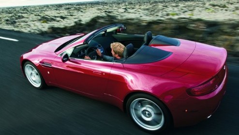 Sommige merken beheersen het als geen ander, mooie autos creren. Het Engelse Aston Martin is een merk die dit tot in de vingertoppen beheerst. Het is bijna kunst op wielen wat ze maken.