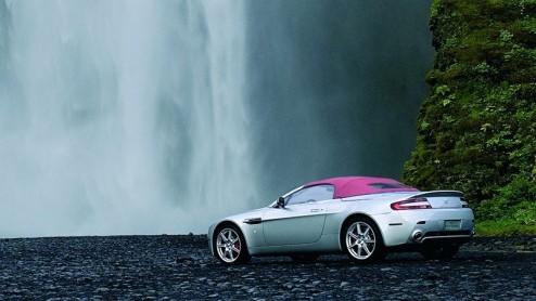 Sommige merken beheersen het als geen ander, mooie autos creren. Het Engelse Aston Martin is een merk die dit tot in de vingertoppen beheerst. Het is bijna kunst op wielen wat ze maken.